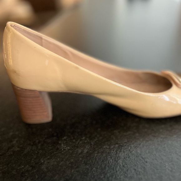 Tory Burch tan patent leather wood block heels, size 8 - Picture 2 of 4